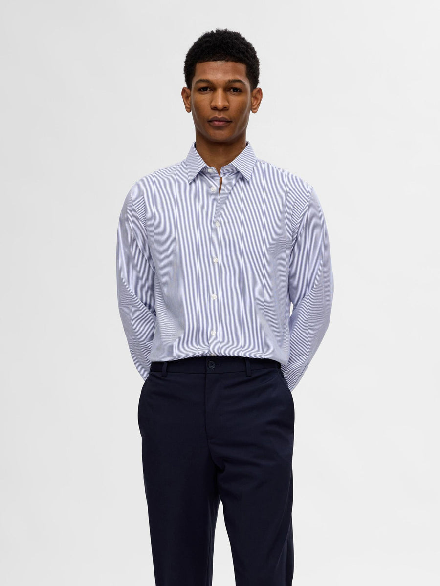 Selected Performance Stretch Slim Fit skjorte i lyseblå med True Navy striber – model set forfra