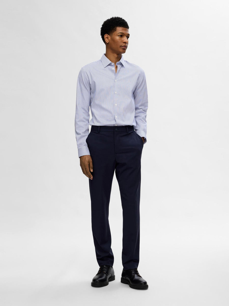 Selected Performance Stretch Slim Fit skjorte i lyseblå med True Navy striber – helfigur set forfra