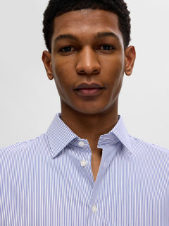 Nærbillede af model i Selected Performance Stretch Slim Fit skjorte i lyseblå med True Navy striber