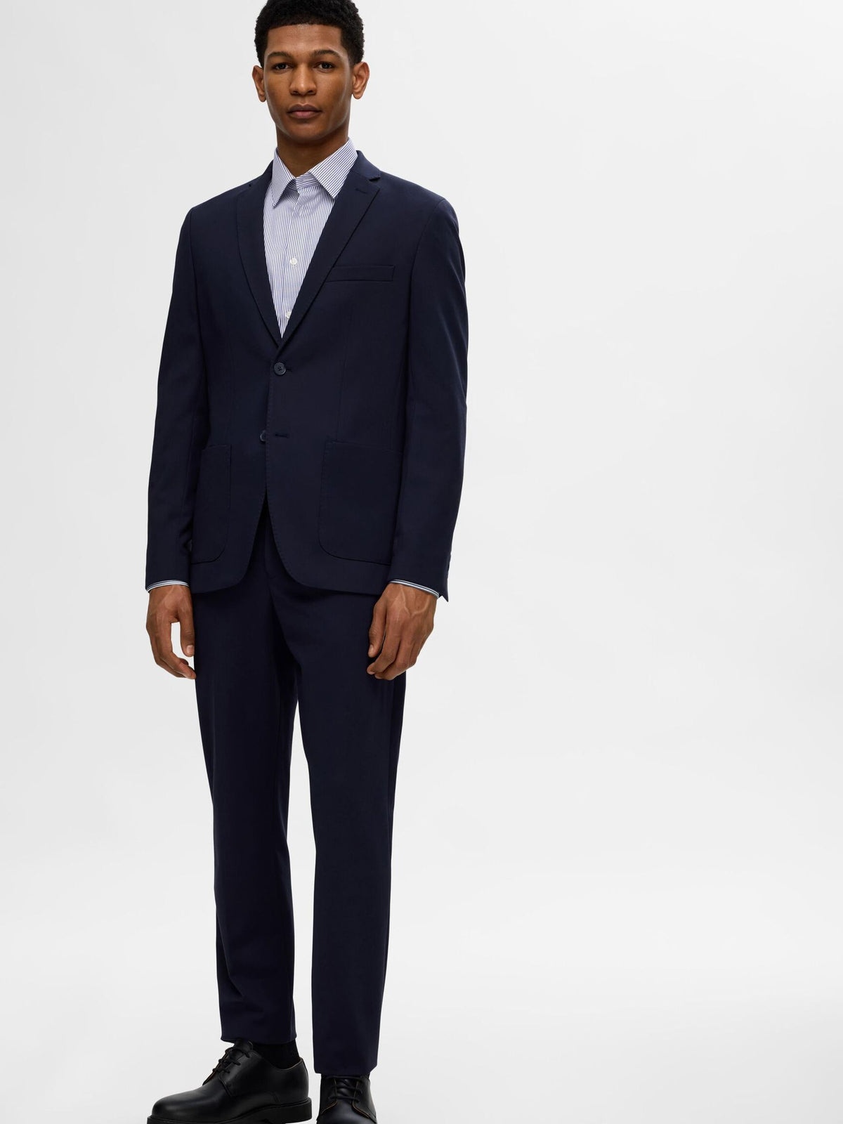 Selected Performance Stretch Slim Fit skjorte i lyseblå med True Navy striber stylet med navy jakkesæt