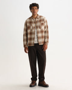 Wax London Whiting ternet overshirt i natur og ecru på model – helfigur