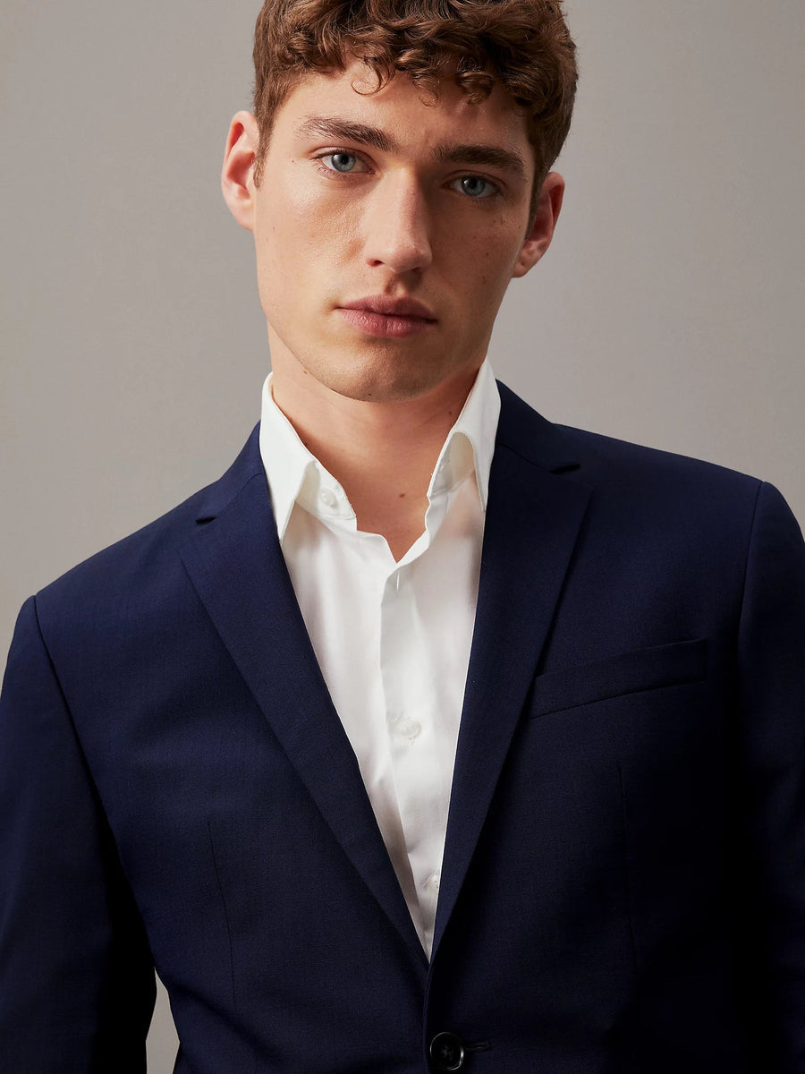 Nærbillede af Calvin Klein Slim enradet blazer i uldstretch i navy