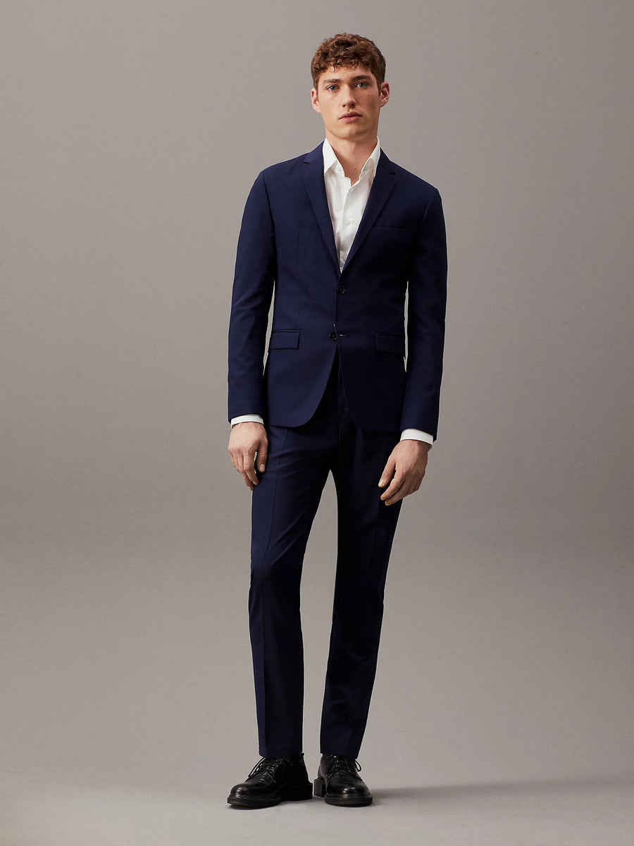 Calvin Klein Slim enradet blazer i uldstretch i navy på model – helfigur