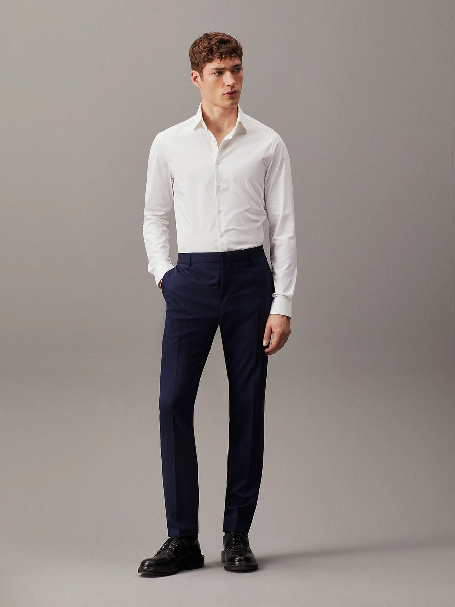 Calvin Klein Slim habitbukser i uldstretch i navy stylet med hvid skjorte – helfigur