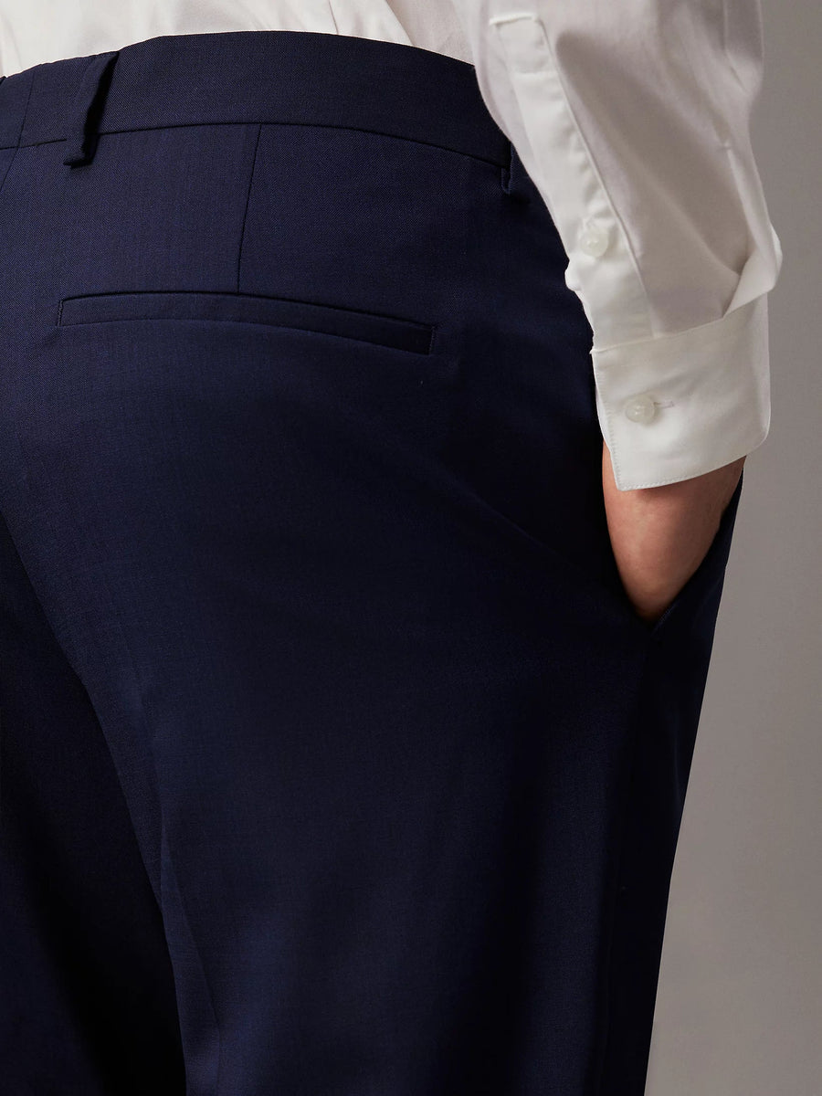 Nærbillede af lomme på Calvin Klein Slim habitbukser i uldstretch i navy