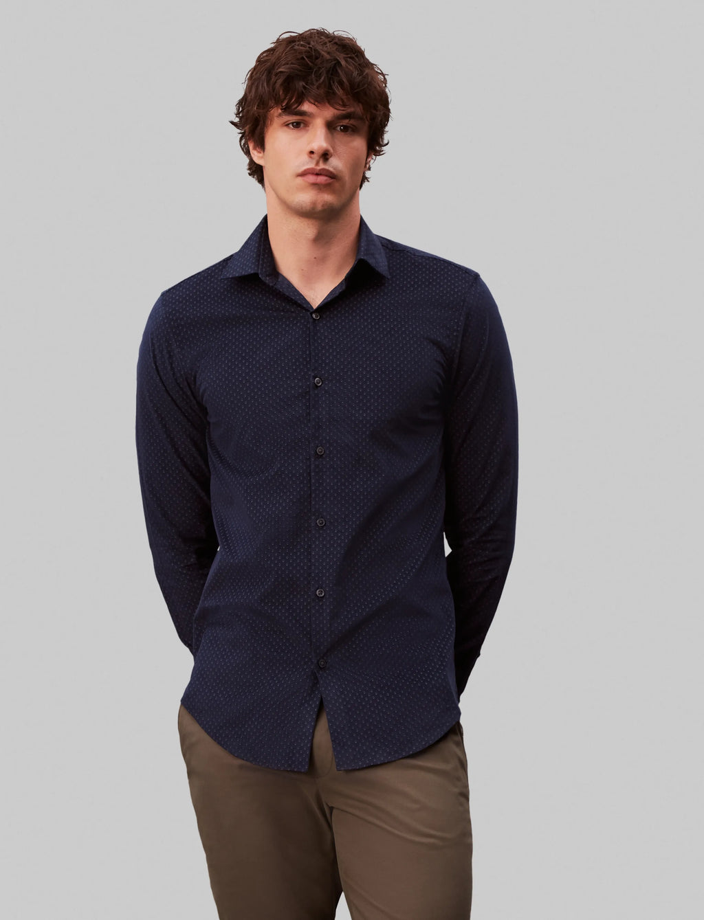 Calvin Klein Slim fløjlsskjorte med print i navy – model set forfra