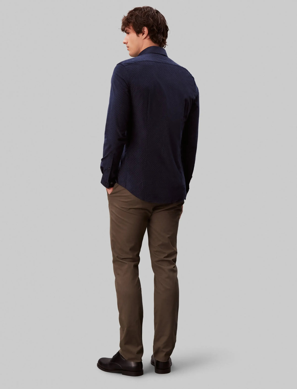 Calvin Klein Slim fløjlsskjorte med print i navy set fra siden