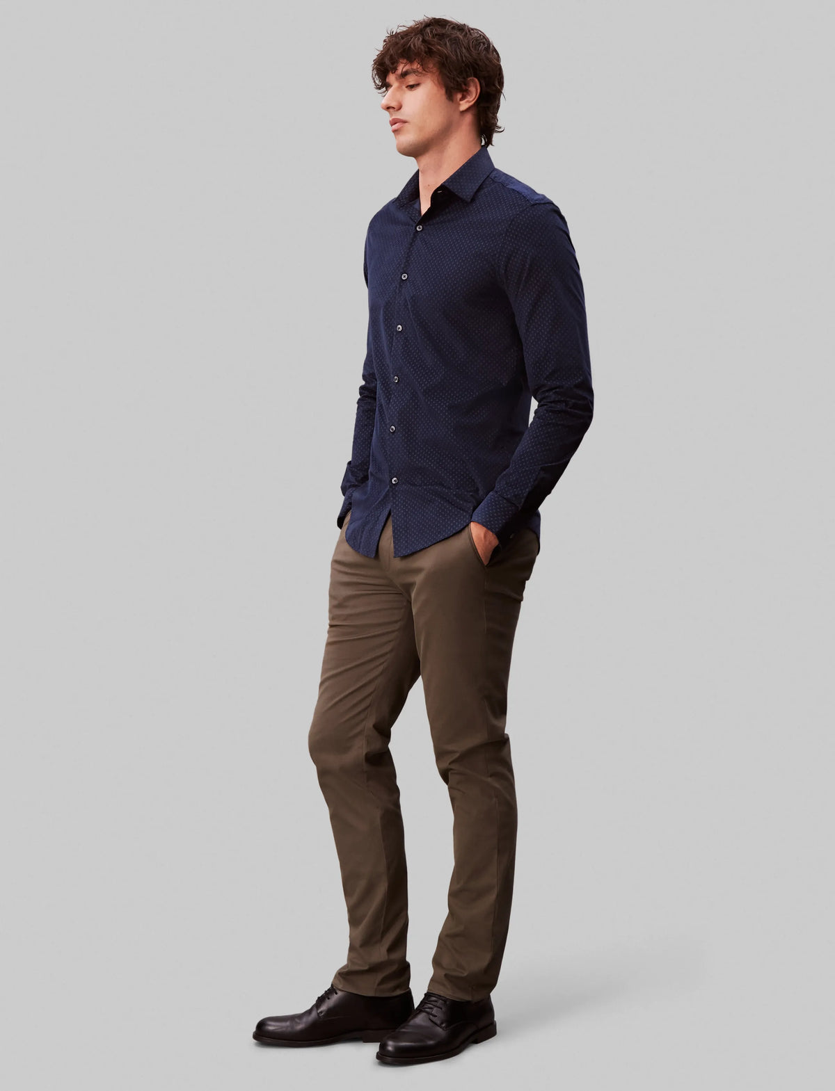 Calvin Klein Slim fløjlsskjorte med print i navy på model – helfigur