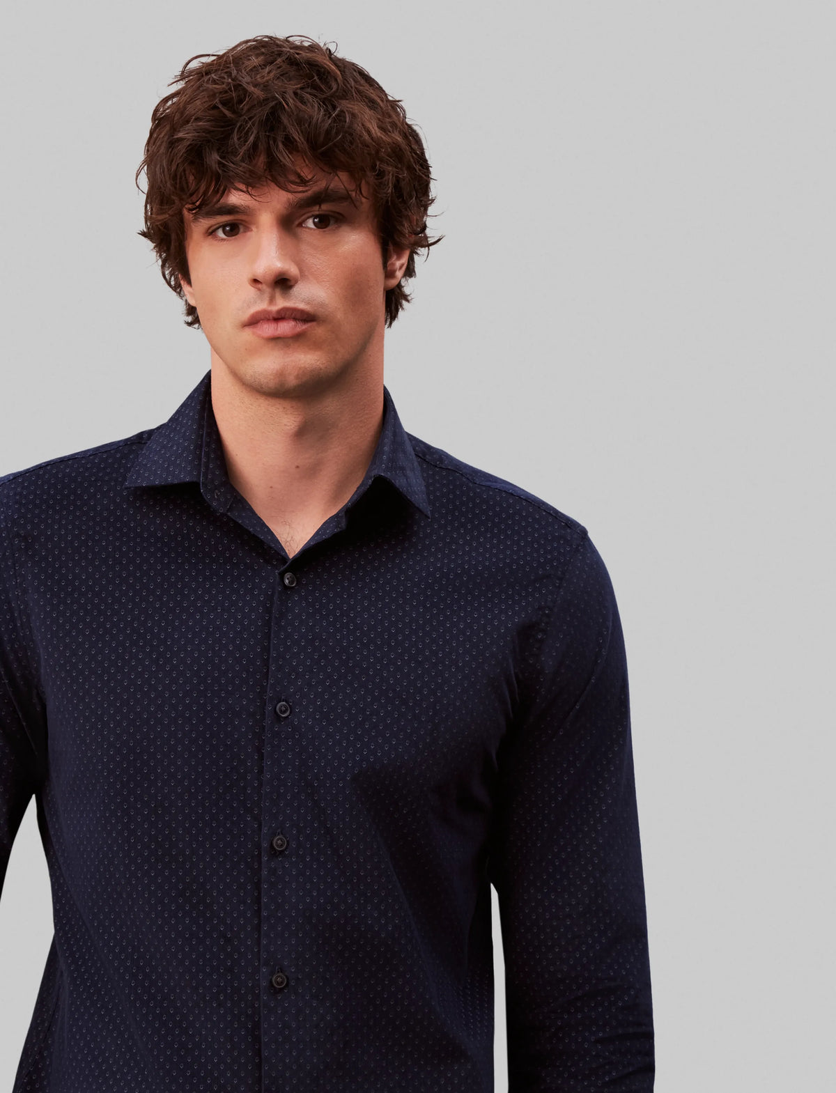 Nærbillede af Calvin Klein Slim fløjlsskjorte med print i navy