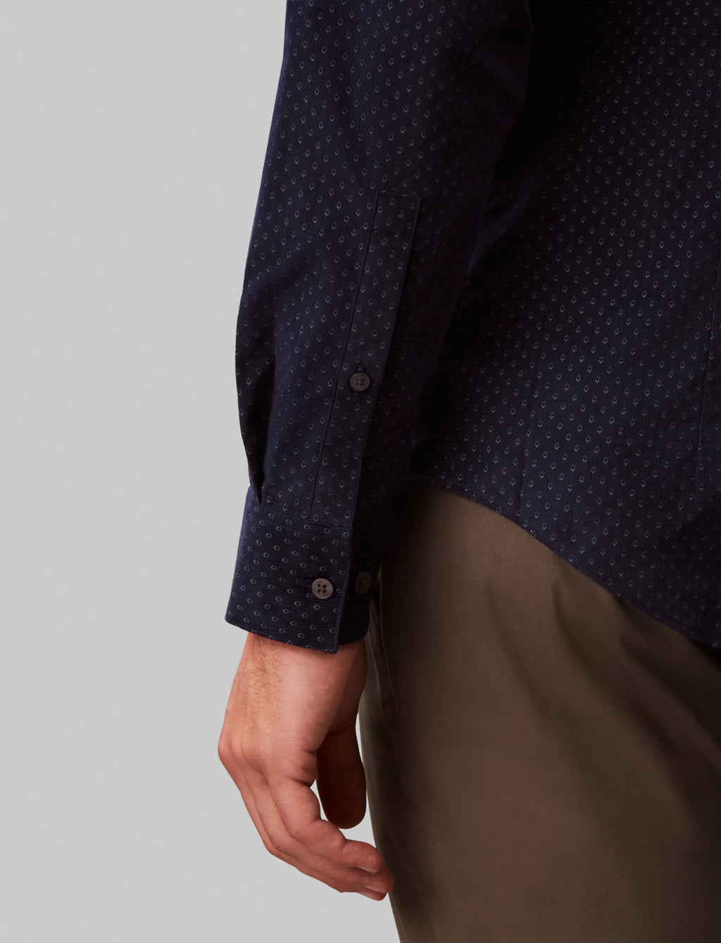 Detalje af manchet og fløjlsstof på Calvin Klein Slim fløjlsskjorte med print i navy