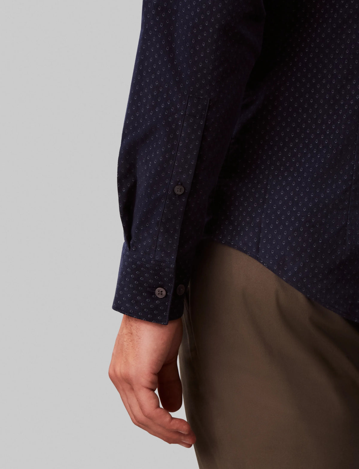 Detalje af manchet og fløjlsstof på Calvin Klein Slim fløjlsskjorte med print i navy