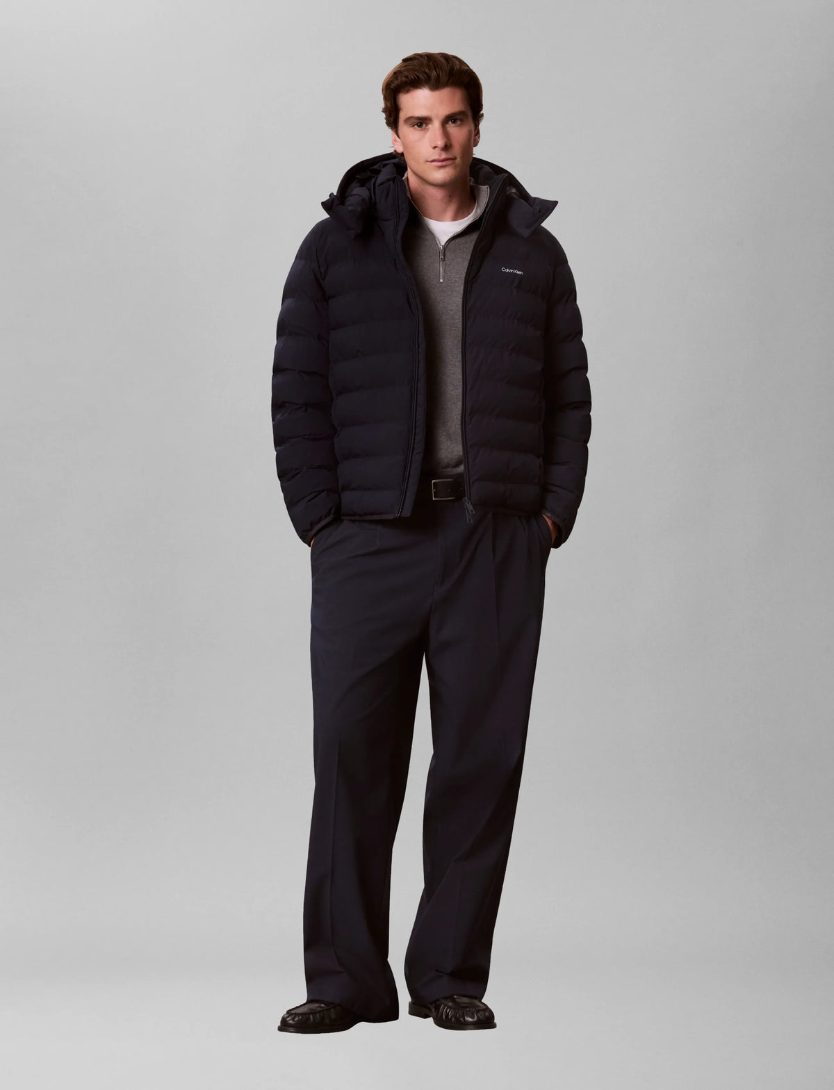 Calvin Klein let nylon dunjakke med hætte i Dark Sapphire navy på model – helfigur