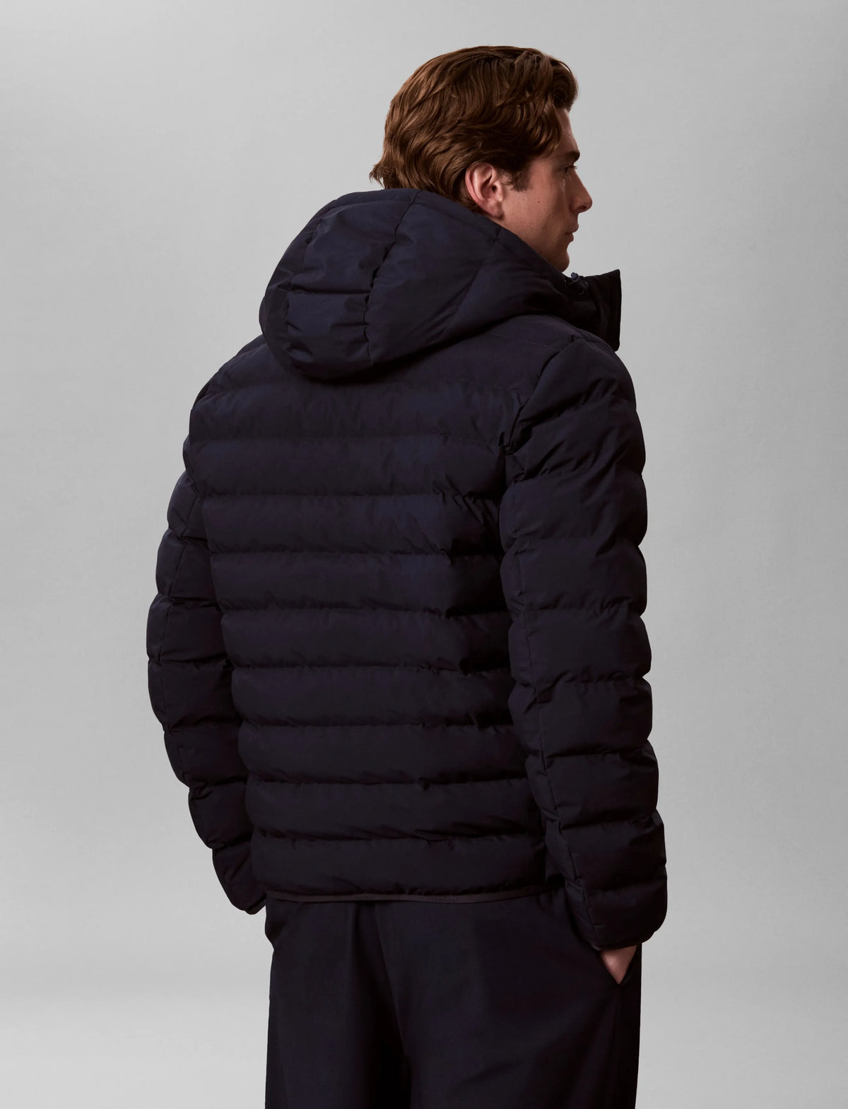 Calvin Klein let nylon dunjakke med hætte i Dark Sapphire navy set bagfra