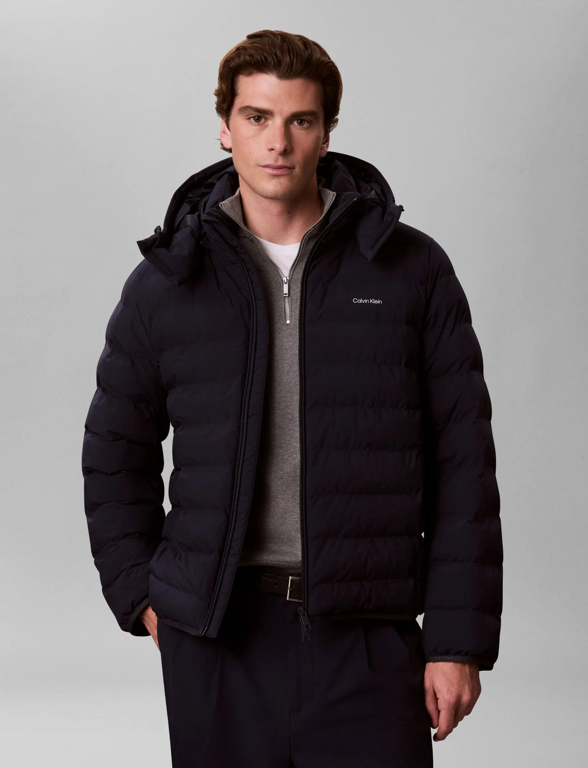Calvin Klein let nylon dunjakke med hætte i Dark Sapphire navy – model set forfra
