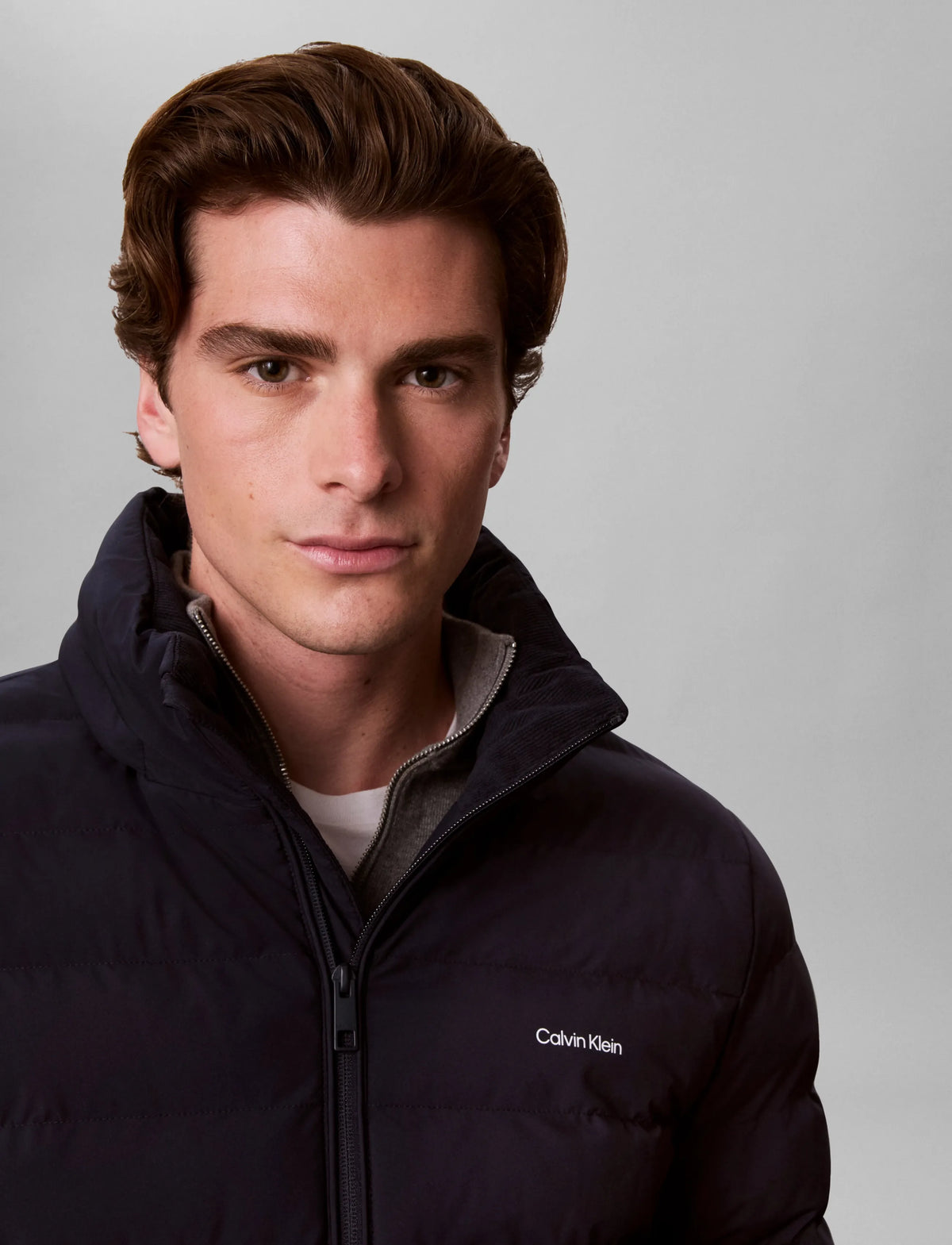 Nærbillede af Calvin Klein let nylon dunjakke med hætte i Dark Sapphire navy