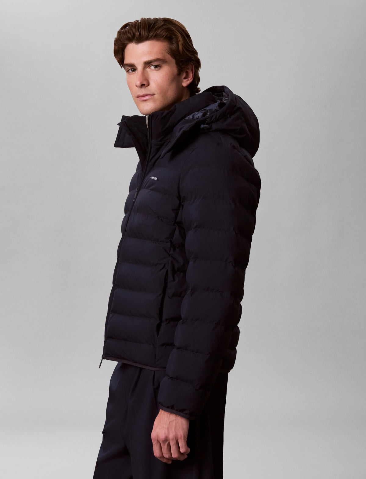 Calvin Klein let nylon dunjakke med hætte i Dark Sapphire navy set fra siden