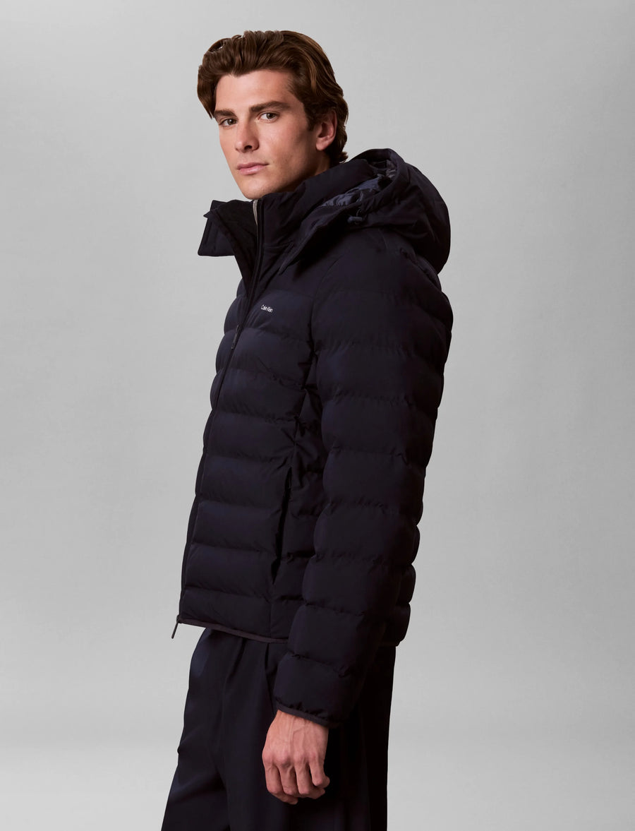 Calvin Klein let nylon dunjakke med hætte i Dark Sapphire navy set fra siden