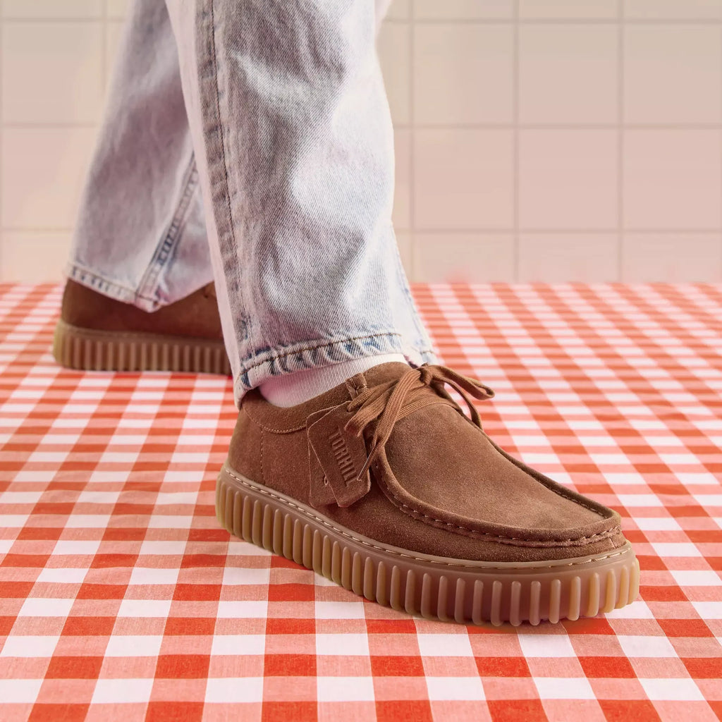 Clarks Torhill Lo herresko i brun ruskind stylet på model – MEN