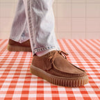 Clarks Torhill Lo herresko i brun ruskind stylet på model – MEN