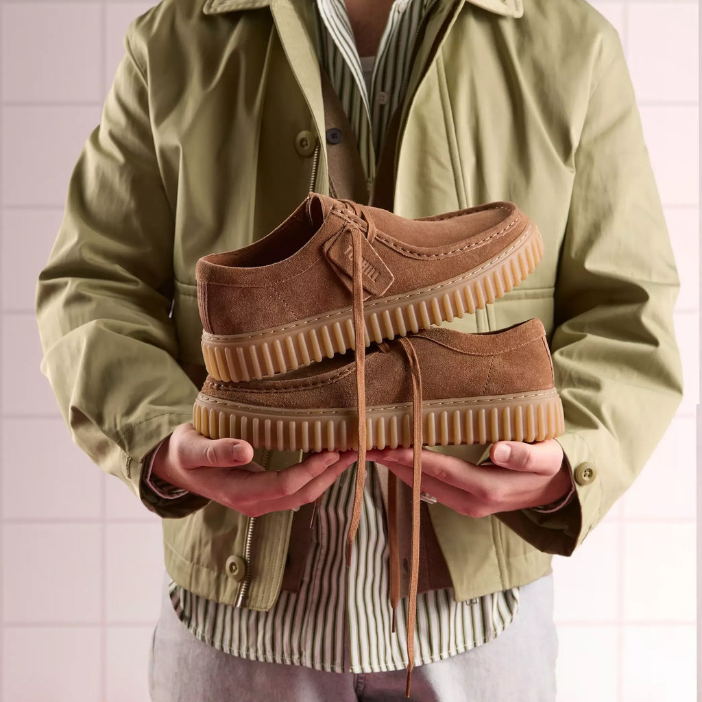 Clarks Torhill Lo sko i Cola Suede brun ruskind til mænd fra MEN – supermen.dk