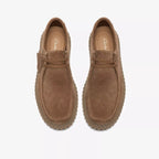 Clarks Torhill Lo sko i Cola Suede brun ruskind til mænd fra MEN – supermen.dk