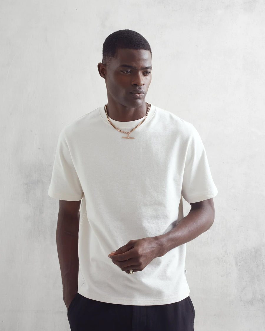Wax London Dean T-shirt med struktur i ecru – model set forfra