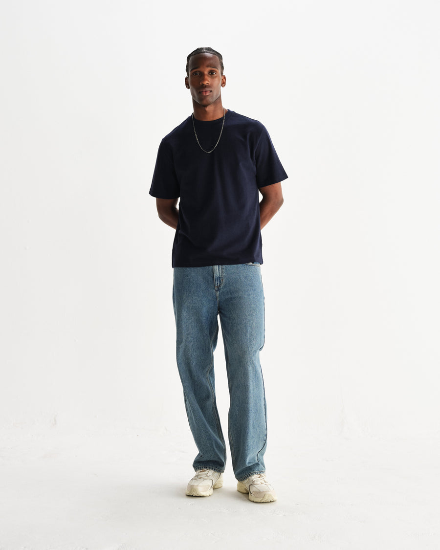 Wax London Dean T-shirt med struktur i navy på model – helfigur