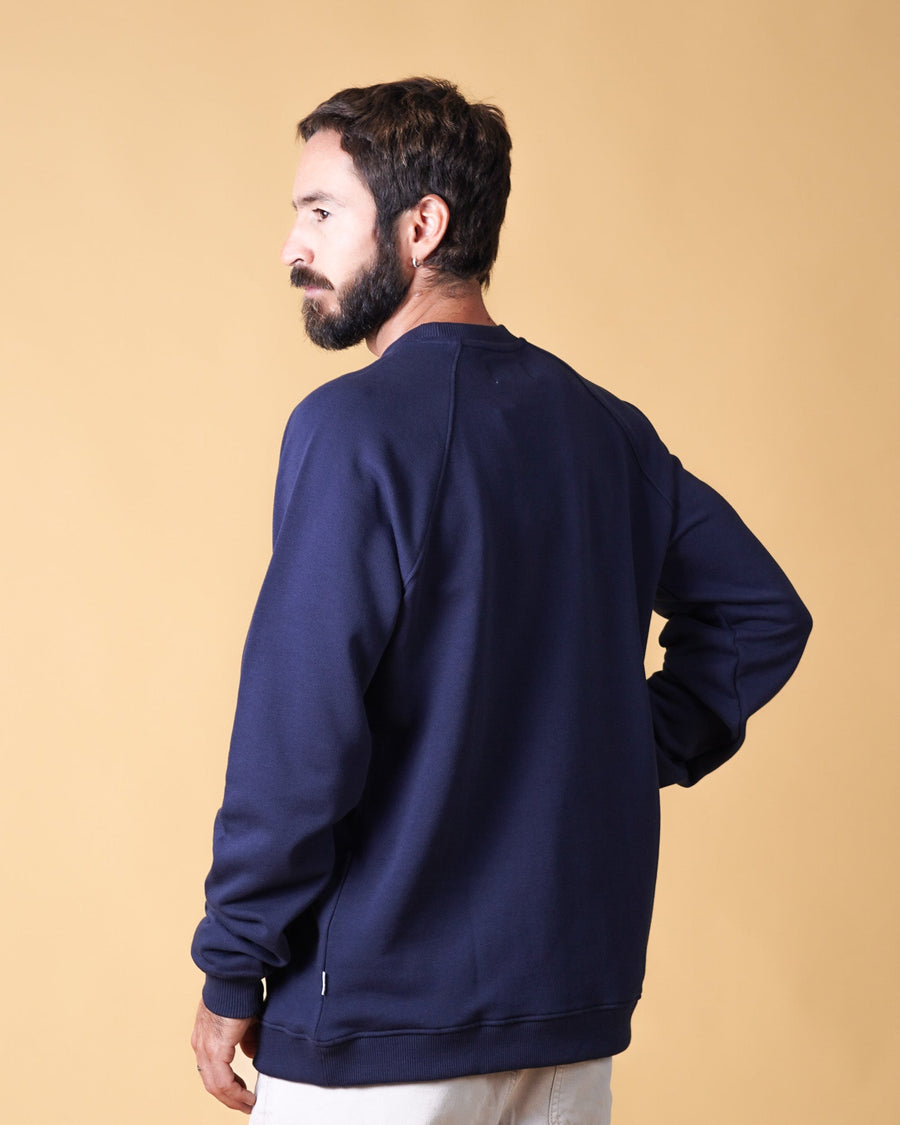 Elsk Globe raglan sweatshirt i Dark Navy set bagfra