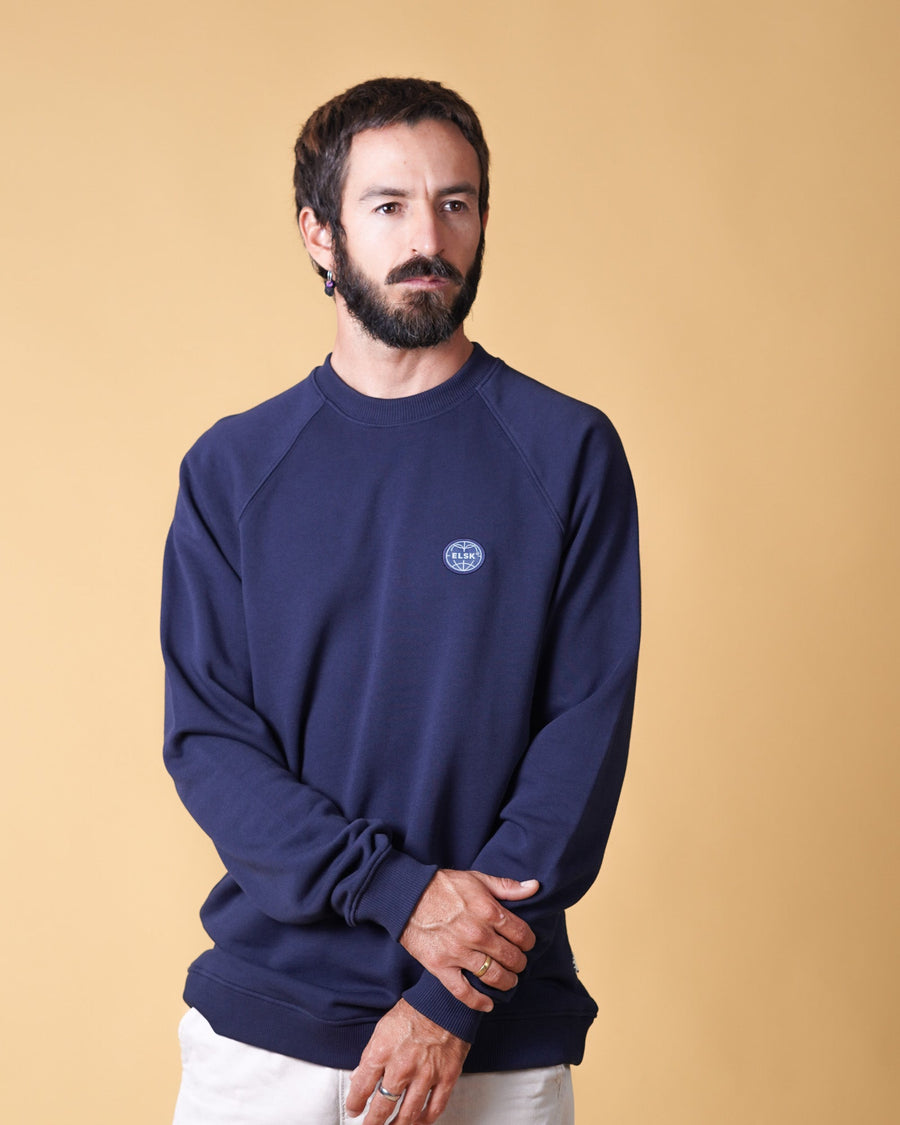 Elsk Globe raglan sweatshirt i Dark Navy set forfra