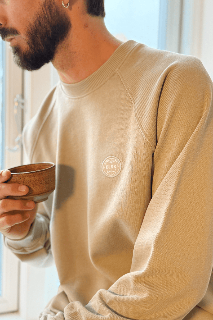 Nærbillede af Elsk Globe raglan sweatshirt i Sand Stone beige