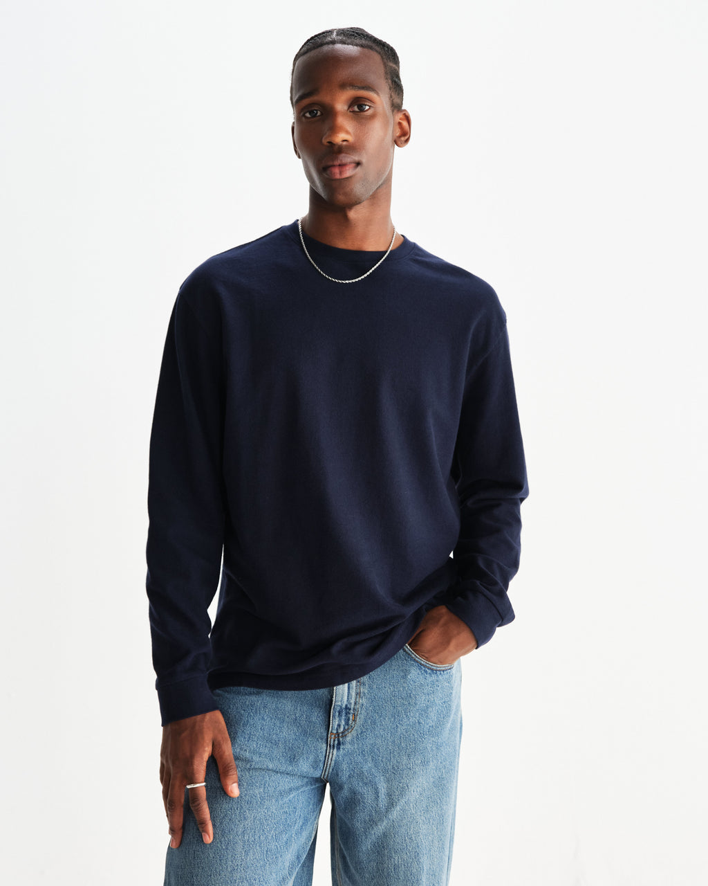 Wax London Hayden langærmet T-shirt med struktur i navy – model set forfra