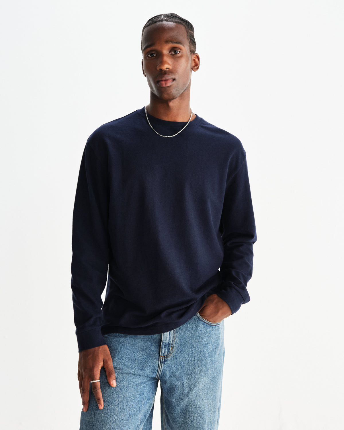 Wax London Hayden langærmet T-shirt med struktur i navy – model set forfra