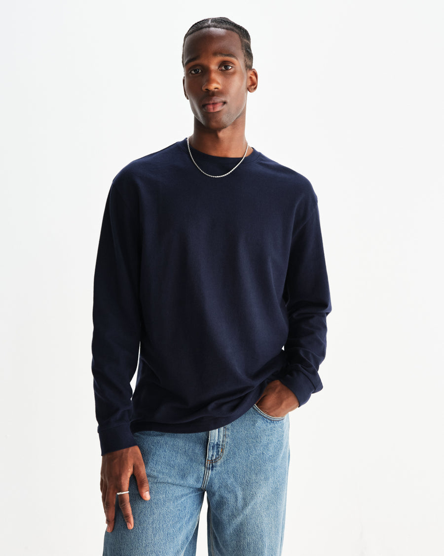Wax London Hayden langærmet T-shirt med struktur i navy – model set forfra