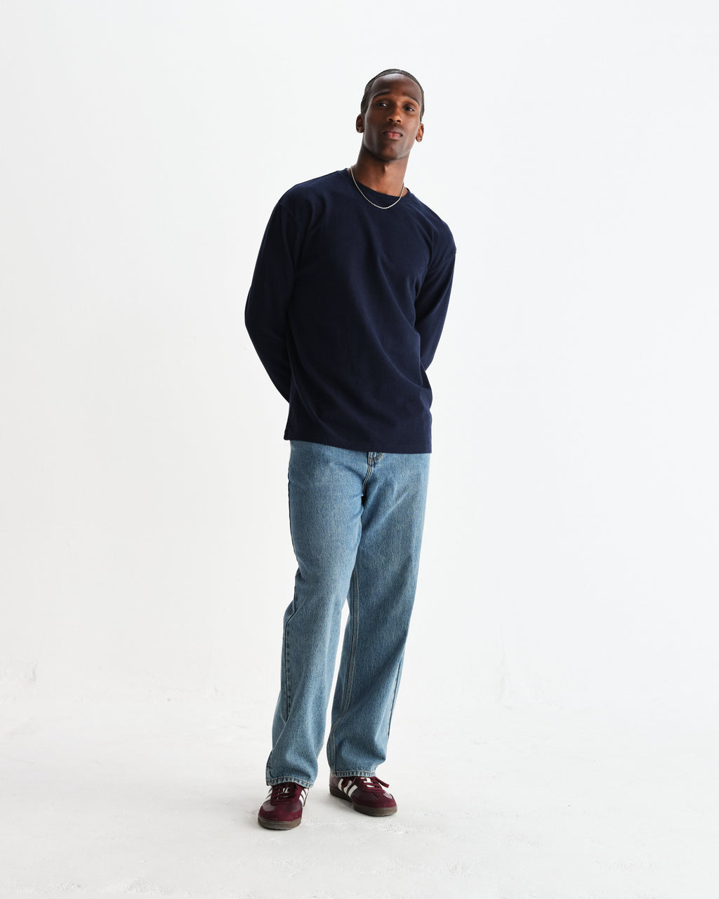 Wax London Hayden langærmet T-shirt med struktur i navy set fra siden