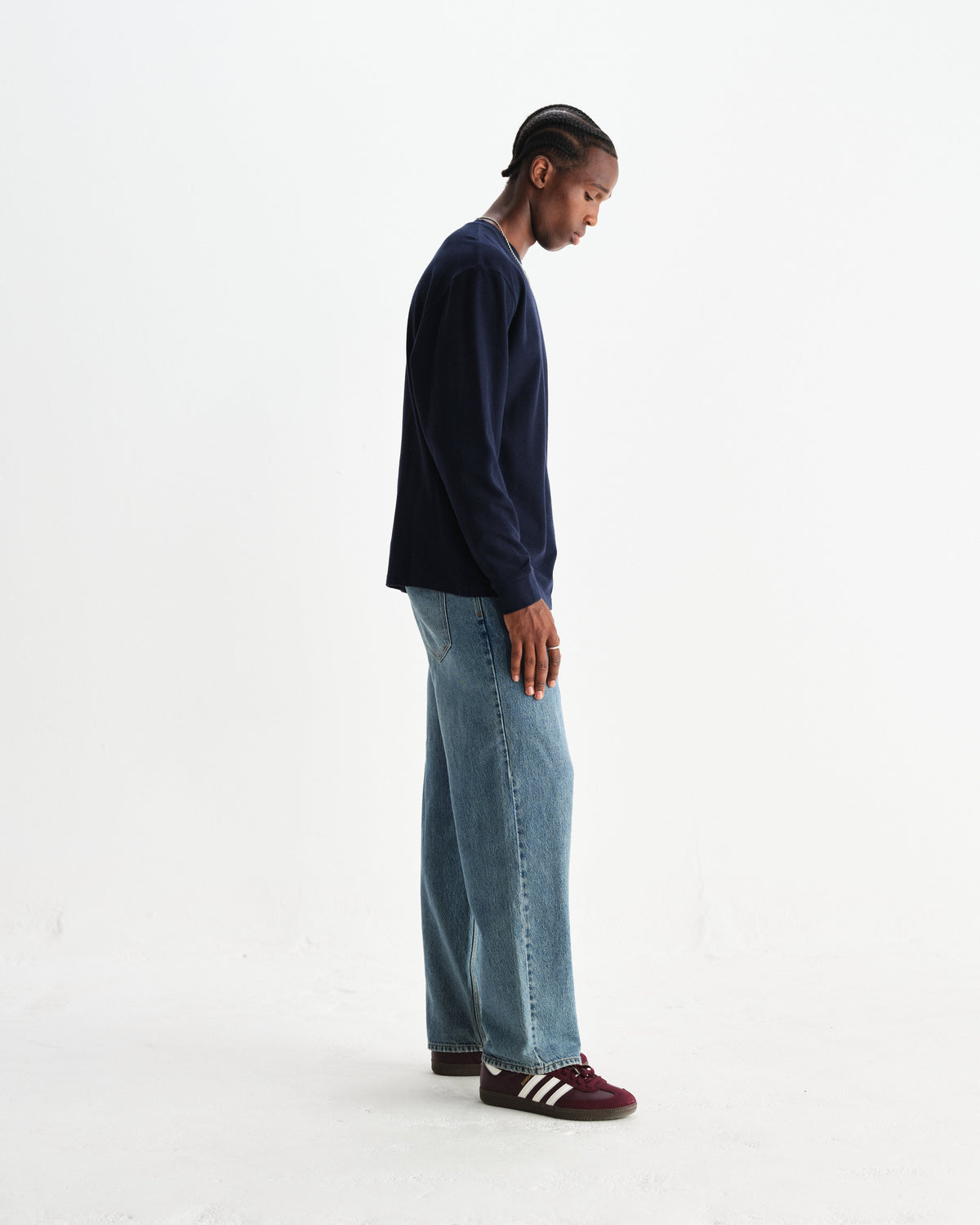 Wax London Hayden langærmet T-shirt med struktur i navy set skråt fra siden