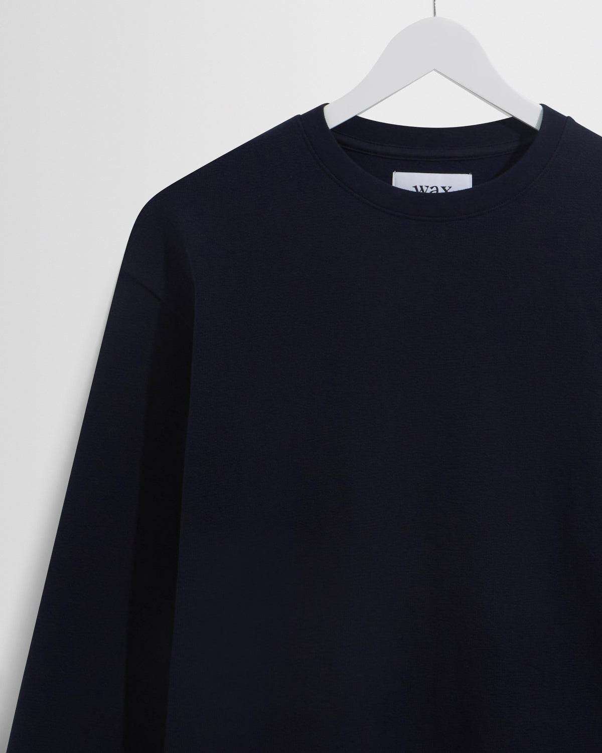 Nærbillede af Wax London Hayden langærmet T-shirt med struktur i navy – produktbillede