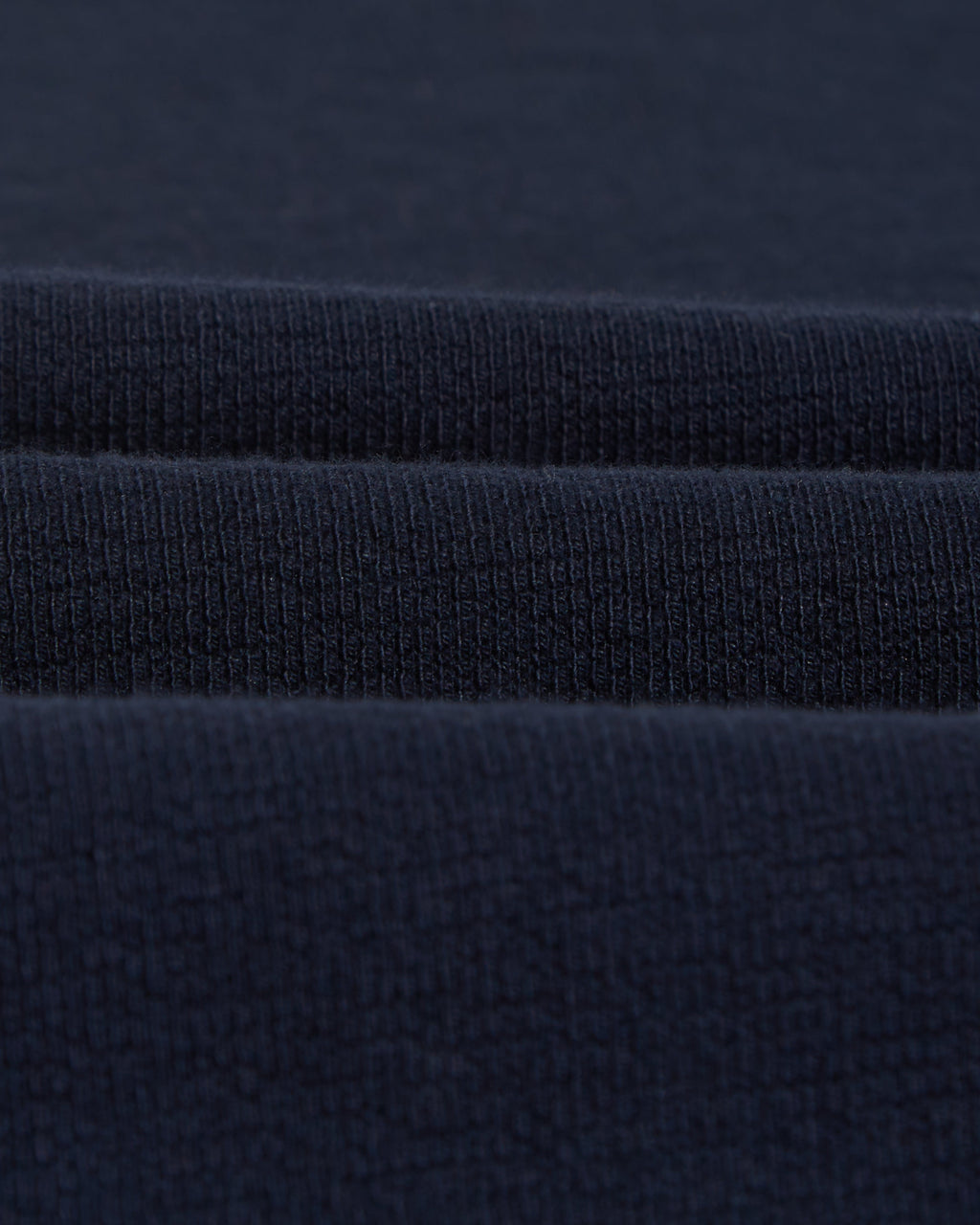 Detalje af struktur i stoffet på Wax London Hayden langærmet T-shirt med struktur i navy