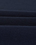 Detalje af struktur i stoffet på Wax London Hayden langærmet T-shirt med struktur i navy