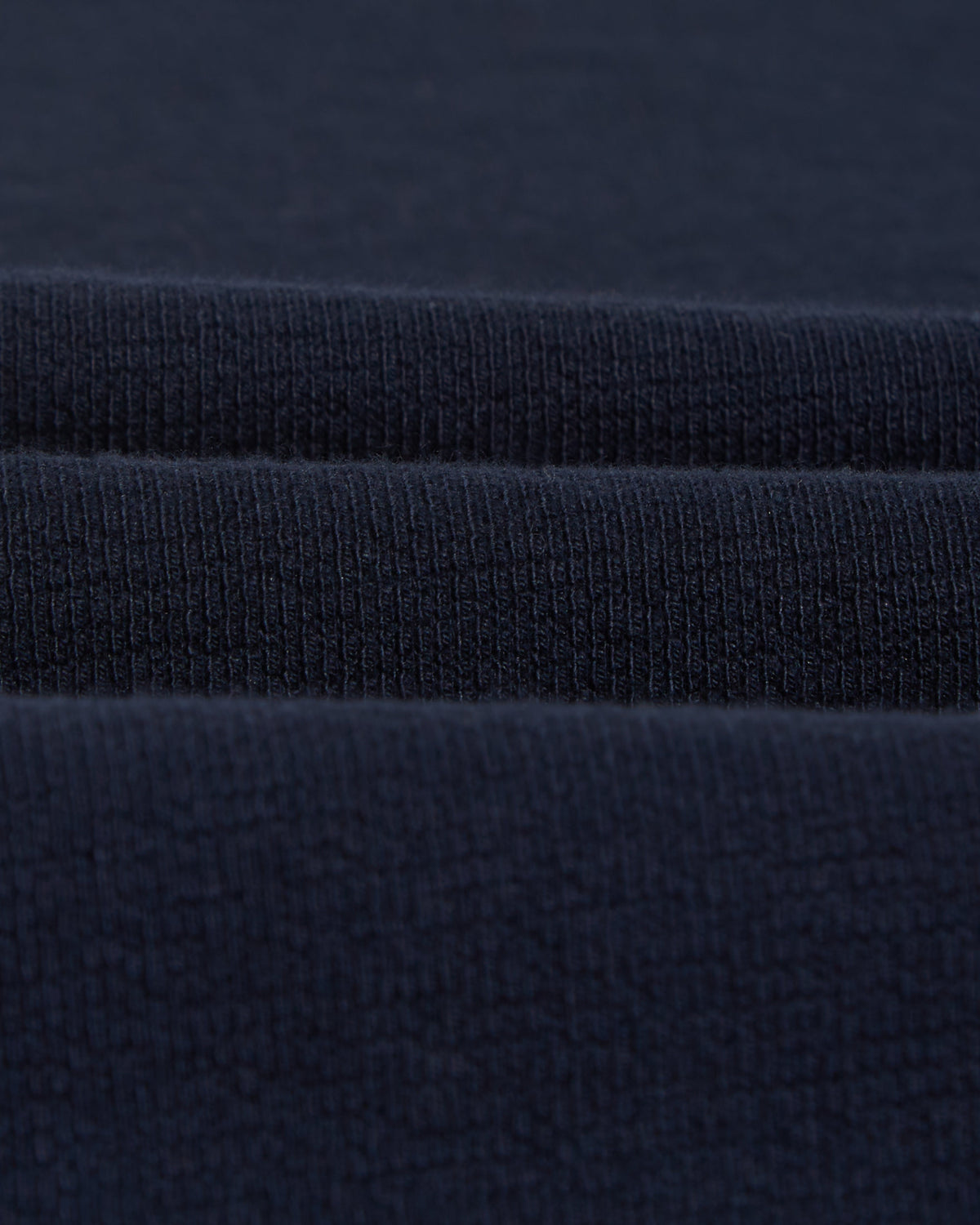 Detalje af struktur i stoffet på Wax London Hayden langærmet T-shirt med struktur i navy
