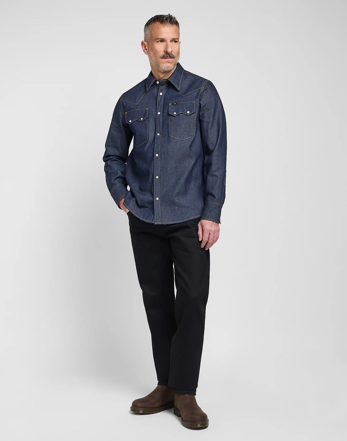 LEE 101 50’s Western denimskjorte i Dry på model – helfigur