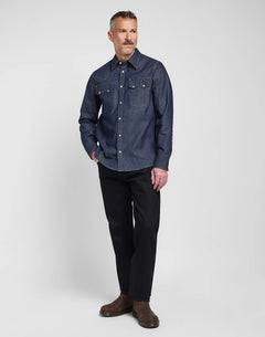 LEE 101 50’s Western denimskjorte i Dry på model – helfigur