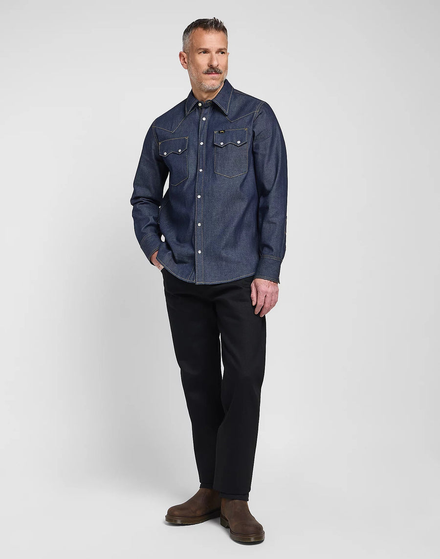 LEE 101 50’s Western denimskjorte i Dry på model – helfigur