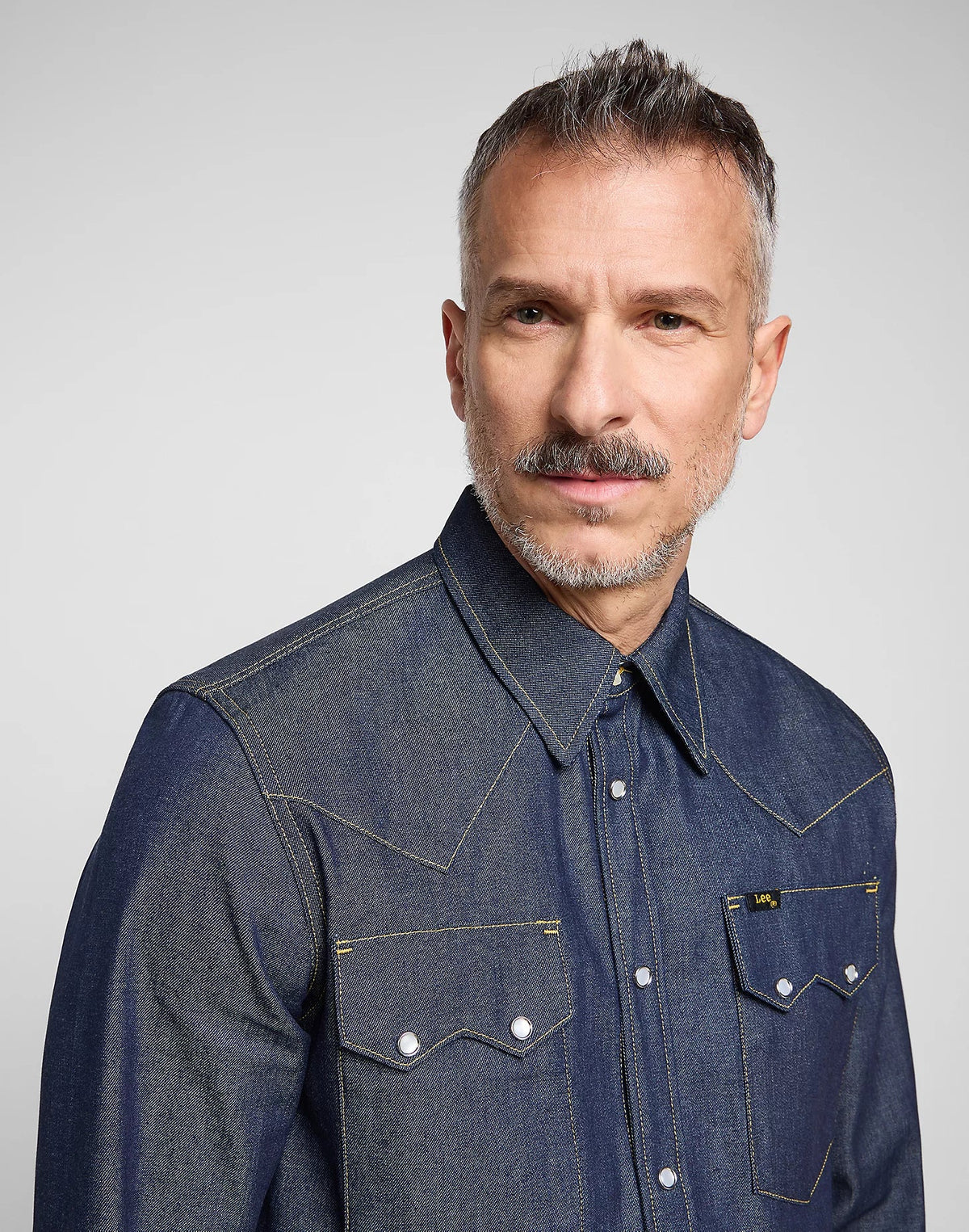 Nærbillede af brystlommer på LEE 101 50’s Western denimskjorte i Dry