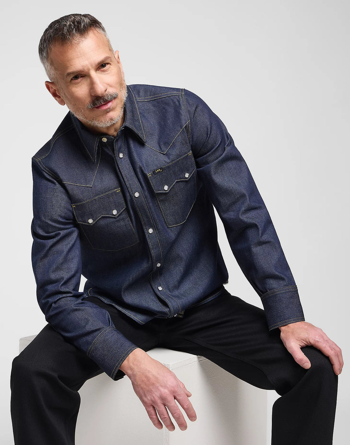 Siddende model i LEE 101 50’s Western denimskjorte i Dry