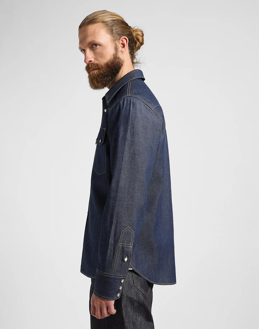 LEE 101 50’s Western denimskjorte Made in Japan i mørk denim set fra siden