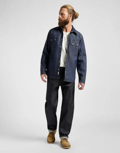 LEE 101 50’s Western denimskjorte Made in Japan i mørk denim på model – helfigur