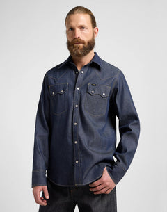 LEE 101 50’s Western denimskjorte Made in Japan i mørk denim – model set forfra