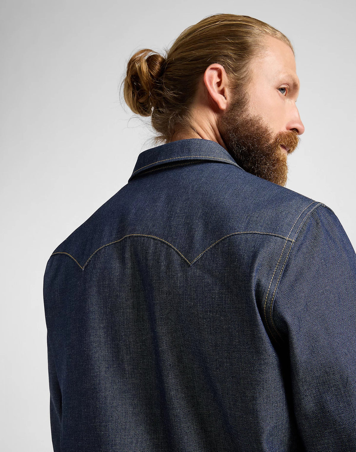 Nærbillede af LEE 101 50’s Western denimskjorte Made in Japan i mørk denim set bagfra