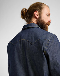 Nærbillede af LEE 101 50’s Western denimskjorte Made in Japan i mørk denim set bagfra