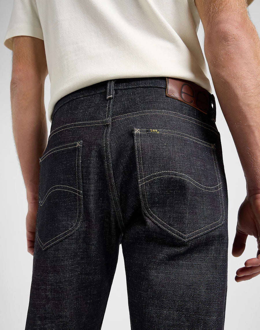 Nærbillede af baglomme og læderlabel på LEE 101 Z Regular jeans Made in Japan i mørk rå denim